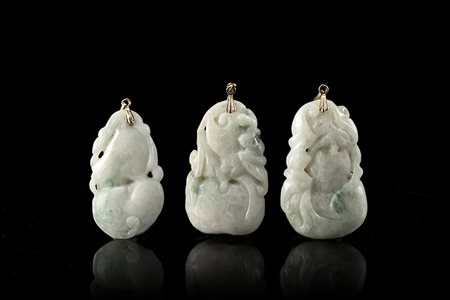 Tre piccole placche in giada scolpite a forma di doppia zucca Cina, sec. XX...