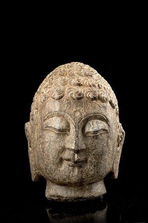 Testa di Buddha in pietra grigia Cina A grey stone Buddha head China (h. 27 cm.)