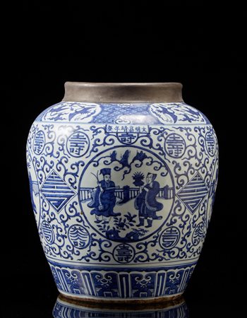Vaso in porcellana bianca e blu con marchio apocrifo Jiajing decorato con...