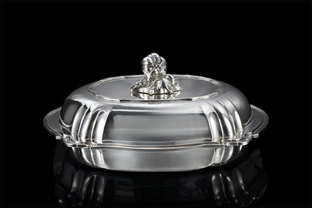 Legumiera in argento di forma ovale sagomata, con angoli costolati,...