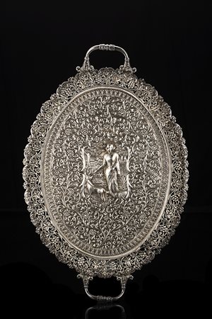 Vassoio in argento a due manici, di forma ovale, traforato e cesellato con...