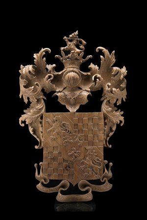 Grande stemma nobiliare in legno intagliato e traforato dei Marchesi Cisa...