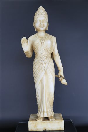 - Lakshmi, Indien, 16./17. Jh.;Alabaster, Höhe 41 cm Die Figur zeigt Lakshmi,...