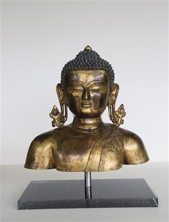 - Buddha, Nepal, Mitte 20. Jh.;Feuervergoldete Bronzebüste, sehr feine Arbeit...