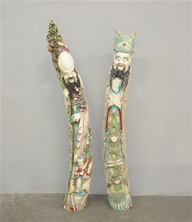Coppia di sculture in avorio raffiguranti due Immortali maschili, dettagli a...