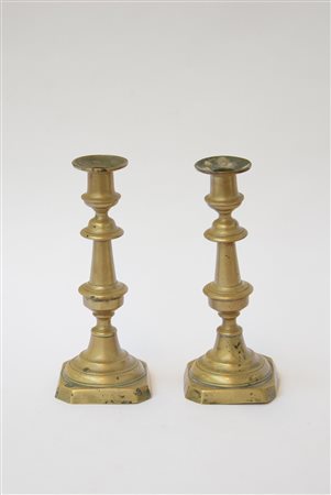 Coppia di candelieri in ottone torniti (h. cm 25 ca.) (difetti)