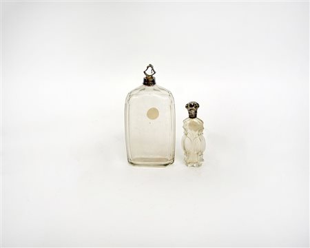 Due antiche bottigliette in vetro di forme diverse, con tappi in argento...