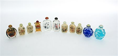 Arte di Cina, lotto di undici snuff bottle in vetro, misure e decori diversi...