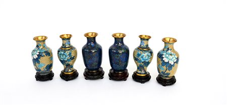 Arte di Cina, gruppo di sei vasetti in metallo cloisonne (h cm 13) basi in legno