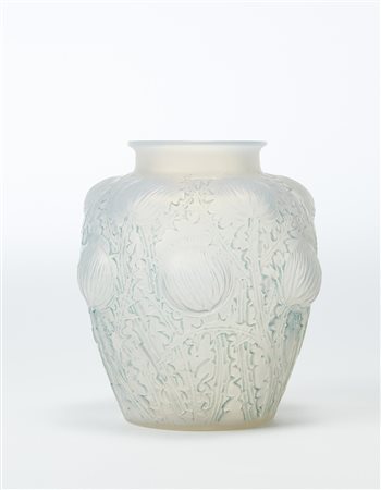 René Lalique (Ay 1860 - Parigi 1945) Vaso in vetro opalescente soffiato in...