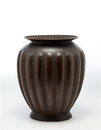 Vittorio Zecchin (Murano 1878 - Murano 1947) Grande vaso in rame...