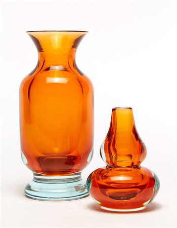 Seguso (attribuito) Lotto di due vasi in vetro sommerso verdino e arancione....