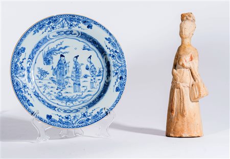 Arte Cinese Lotto composto da piatto in porcellana bianco blu e statuetta...