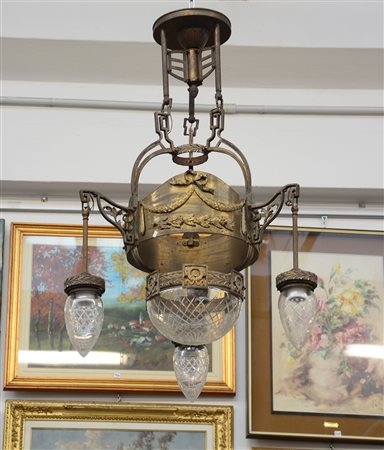 Lampadario in metallo a tre luci decorato a motivi vegetali e nastri, bocce...