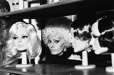 Tazio Secchiaroli (1925 - 1998)Sofia Loren tra le parrucche 1970Stampa...