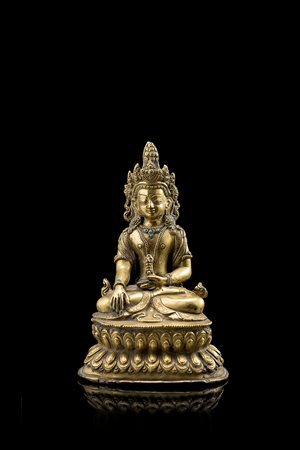 Buddha Akshobhya in bronzo dorato, raffigurato seduto su trono a 'doppio...