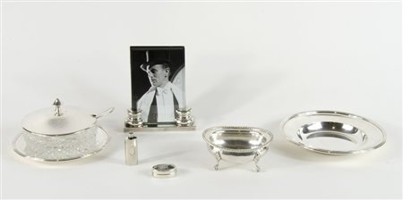 Lotto di vari oggetti in argento tra cui formaggera rotonda e scatolette. Gr....