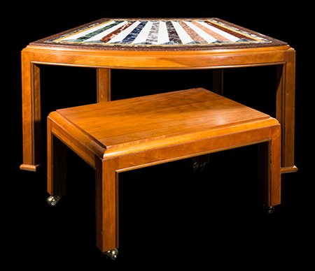 Set di due tavoli da salotto Legno; commesso di marmi 54,5x105x77,5 cm;...