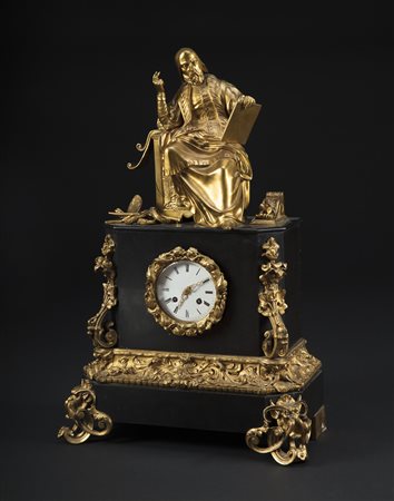 FRANCIA, XIX SECOLO Orologio da tavolo in bronzo dorato, lastronato in marmo...