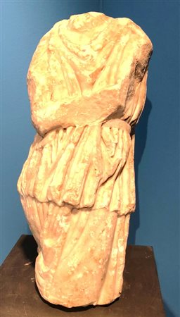 FIGURA in marmo pario II sec. D.C. h: cm 45X17