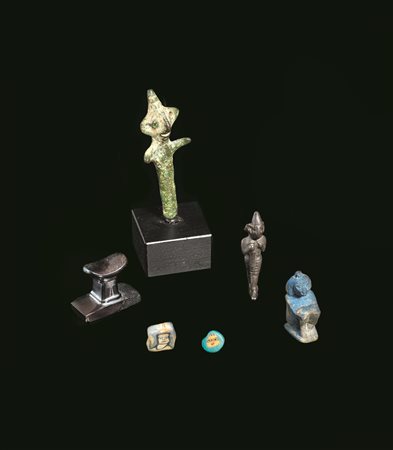 SEI AMULETI DATAZIONE: I millennio a. C. MATERIA E TECNICA: in bronzo, pietre...