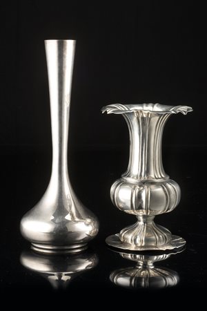 Lotto in argento composto da due vasi di cui uno liscio ad ampolla ed uno con...