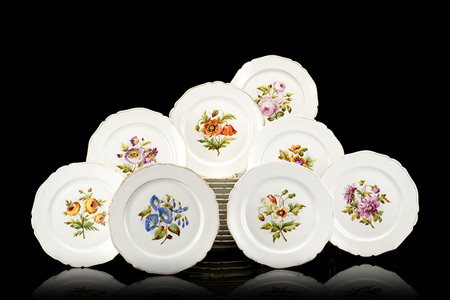 Manifattura del secolo XIX. Gruppo di venti piatti in porcellana con bordi...