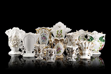 Manifattura francese, secolo XIX. Gruppo di dodici vasi in porcellana...