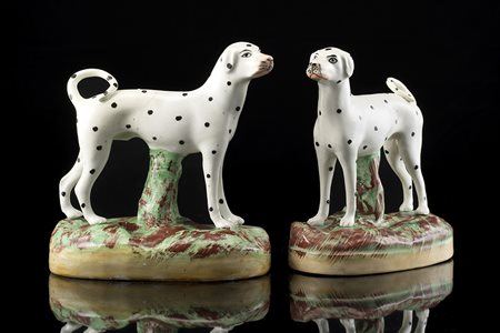 Manifattura inglese secolo XIX "Dalmata" coppia di statuette in ceramica...