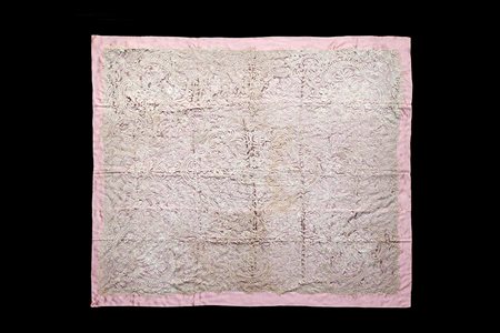Copriletto in raso di seta rosa con applicato pizzo al tombolo, secolo XVIII...