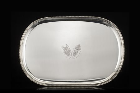 Vassoio ovale in argento a bordo perlinato inciso nel cavetto con gli stemmi...