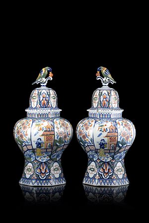 Manifattura di Delft, secolo XIX. Coppia di vasi con coperchio in maiolica...