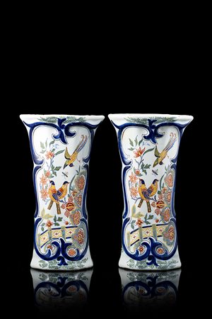 Manifattura di Delft, secolo XIX. Coppia di vasi in maiolica decorati a...