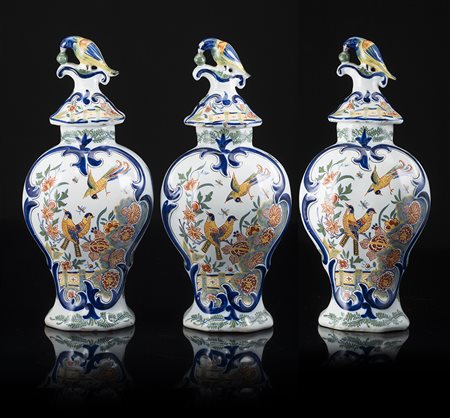 Manifattura di Delft, secolo XIX. Gruppo di tre vasi in maiolica decorati a...