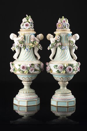 Manifattura di Meissen, secolo XX. Coppia di vasi in porcellana decorati in...
