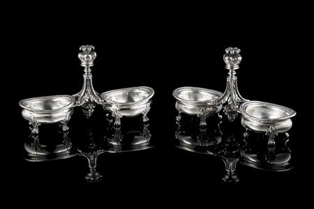 Coppia di saliere doppie in argento, con vaschette di forma ovale raccordate...