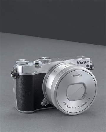 NIKONFotocamera digitale modello J5, PD zoom 10-30 (f 3.5-5.6) completa di...