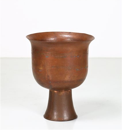 PONTI GIO' (1891 - 1979) Attrib. Grande vaso in rame battuto, anni 40. -. Cm...