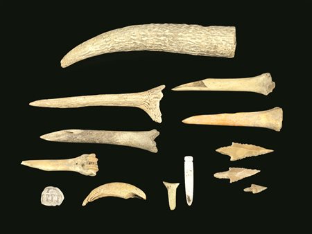 UTENSILI IN OSSO E SELCE DATAZIONE: V millennio a.C. MATERIA E TECNICA: osso...