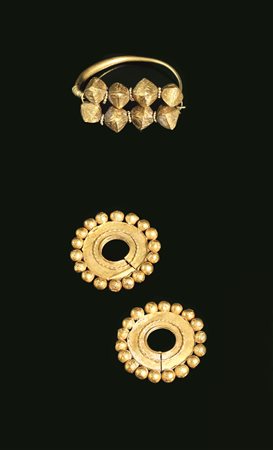 TRE ORECCHINI IN ORO DATAZIONE: II millennio a. C. MATERIA E TECNICA: oro...