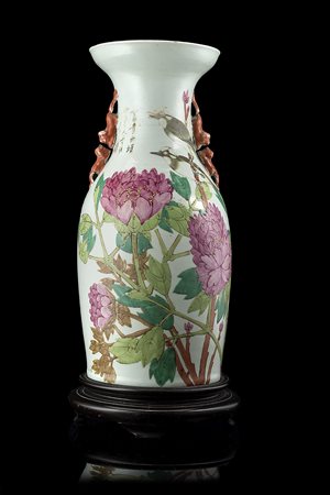 Vaso in porcellana policroma con decoro floreale e iscrizioni (lievi...