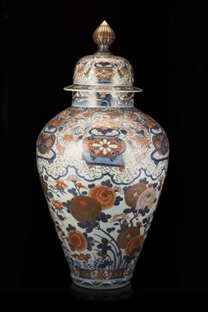 Potiche in porcellana con coperchio a decoro Imari (difetti)Giappone, secolo...