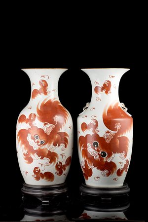 Due vasi in porcellana a decoro rosso ferro con leoni buddisti e calligrafia,...