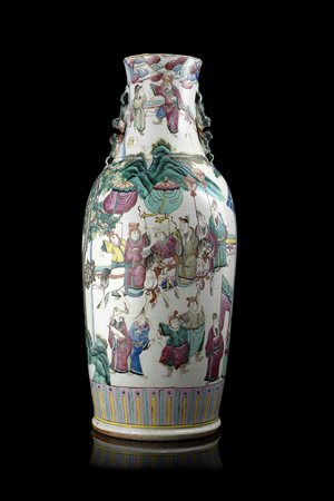 Vaso in porcellana Famiglia Rosa decorato con scena di battaglia, montato a...