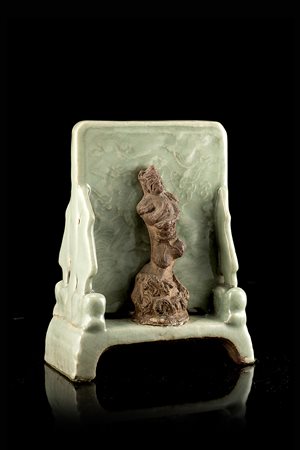 Schermo da tavolo in celadon con Immortale in bisquitCina, dinastia Ming...