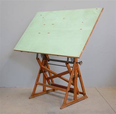 Tavolo da disegno inclinabile in legno, ferro e ottone. Anni '40 del sec. XX...