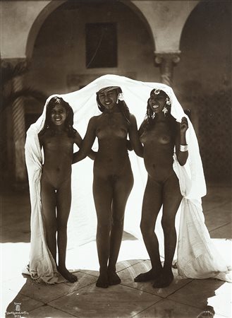 Lenhert & Landrock Three young nude women 1910 ca.Due stampe fotografiche...