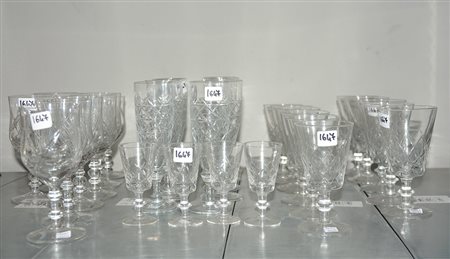 Lotto composto da trentatre bicchieri in vetro di misure diverse (difetti)