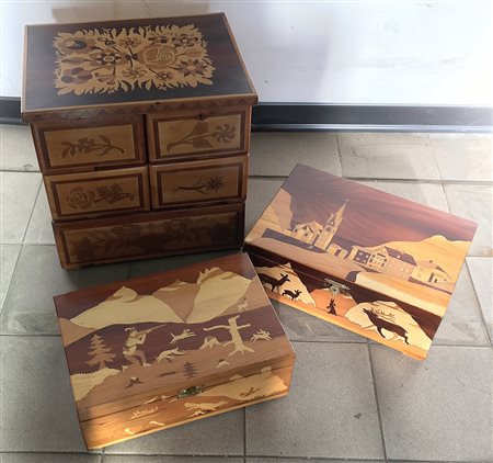 Lotto di tre scatole in legno decorate a motivi vegetali, scena di caccia e...