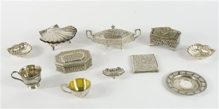 Lotto di vari oggetti in argento e metallo tra cui contenitori.